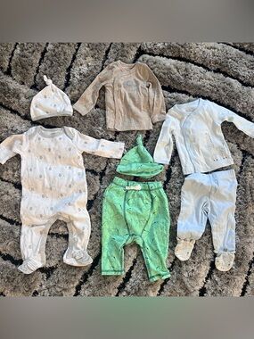 Bundle of 3 Baby two pieces matching sets. 3-6 months.
New.